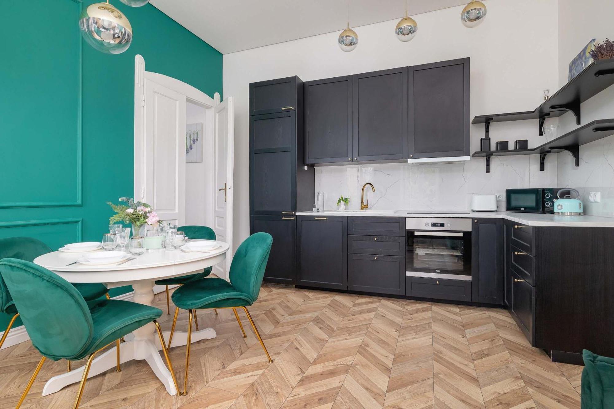 Elegant Family Near Center By Renters *