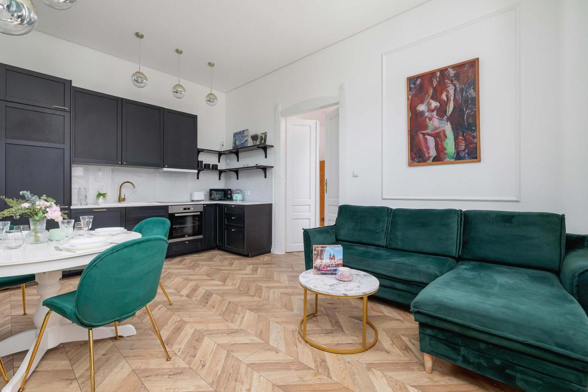 Elegant Family Near Center By Renters